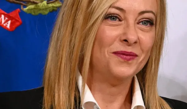 Μελόνι ζητά από την αντιπολίτευση σαφή καταδίκη της βίας στις διαδηλώσεις