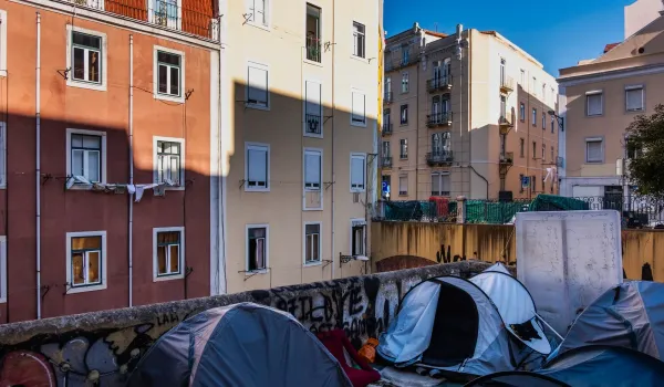 Επεισόδια στο Μιλάνο και καταυλισμός για τη στέγαση στη Λισαβόνα