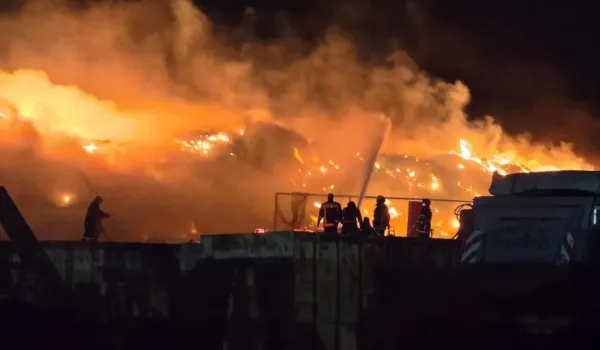 Πυρκαγιά σε μονάδα ανακύκλωσης στα Διαβατά, καπνός σε μεγάλο μέρος της Θεσσαλονίκης