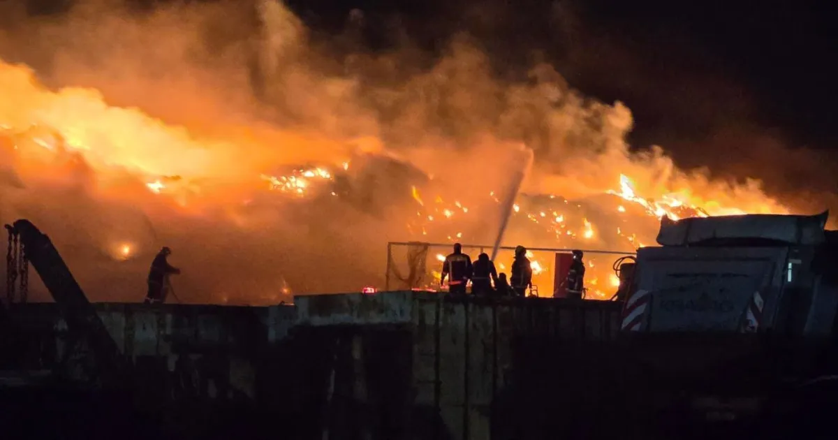 Πυρκαγιά σε μονάδα ανακύκλωσης στα Διαβατά, καπνός σε μεγάλο μέρος της Θεσσαλονίκης