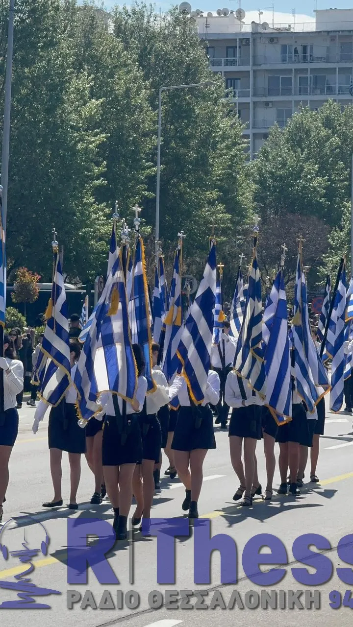 Μαθητής από τη Θεσσαλονίκη παρέλασε για πρώτη φορά ως παραστάτης