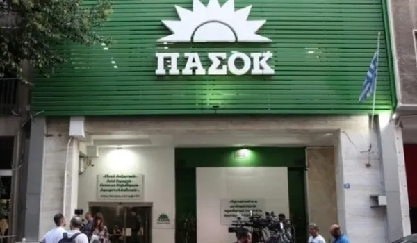 Το ΠΑΣΟΚ κατηγορεί τον Τσίπρα ότι υπαγόρευσε το άρθρο Καρτερού για τον Ανδρουλάκη