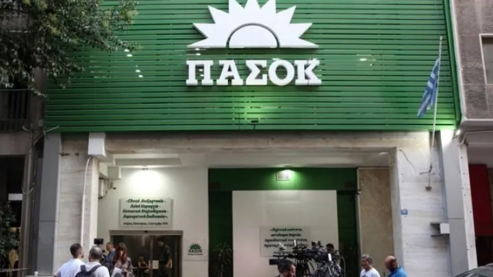 Το ΠΑΣΟΚ κατηγορεί τον Τσίπρα ότι υπαγόρευσε το άρθρο Καρτερού για τον Ανδρουλάκη