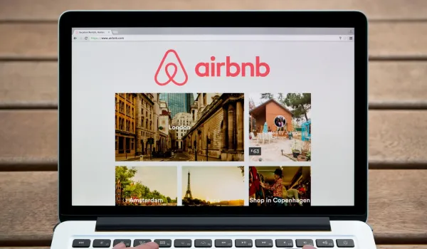 Η Airbnb περιορίζει τις εργασίες που μπορούν να ζητούν οι οικοδεσπότες