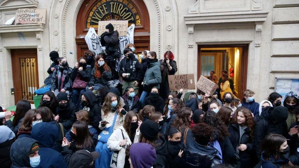 Μαθητές στη Γαλλία συνεχίζουν τις κινητοποιήσεις παρά τις κυβερνητικές προτάσεις