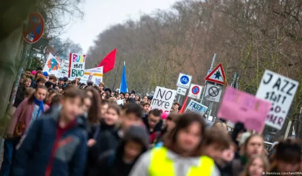 Η πρωτοβουλία «Gen Z stands up» καλεί σε διαδηλώσεις σε τουλάχιστον 21 γερμανικές πόλεις στις 31 Οκτωβρίου