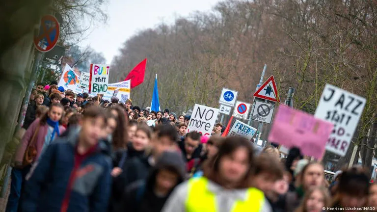 Η πρωτοβουλία «Gen Z stands up» καλεί σε διαδηλώσεις σε τουλάχιστον 21 γερμανικές πόλεις στις 31 Οκτωβρίου