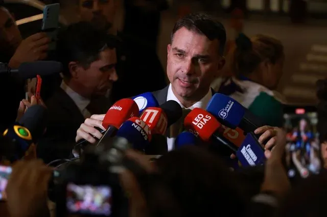 Ο Φλάβιο Μπολσονάρου προηγείται με 47% ενόψει του δεύτερου γύρου στη Βραζιλία