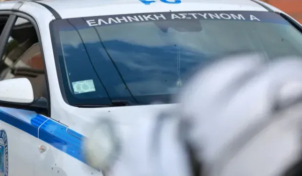 Παραδόθηκε στην Ελευσίνα ο 22χρονος που έχει ταυτοποιηθεί για την επίθεση με μαχαίρι