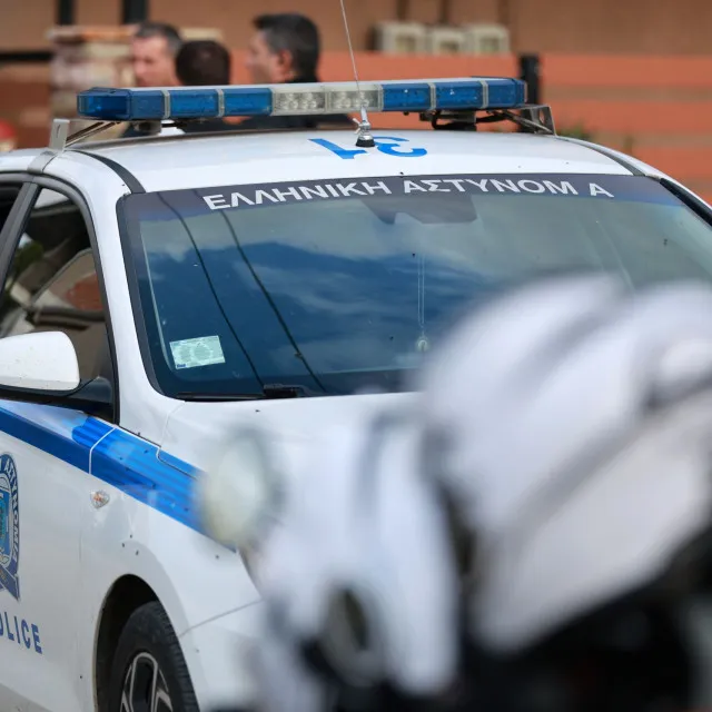 Παραδόθηκε στην Ελευσίνα ο 22χρονος που έχει ταυτοποιηθεί για την επίθεση με μαχαίρι
