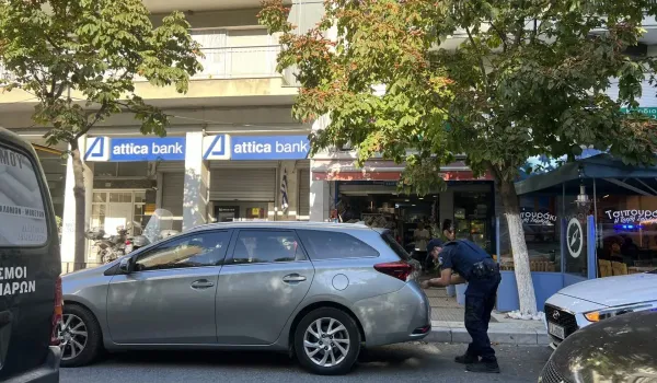 Κάμερα κατέγραψε αστυνομικό στη Θεσσαλονίκη να αφήνει γιλέκο και γκλομπ σε διαπληκτισμό