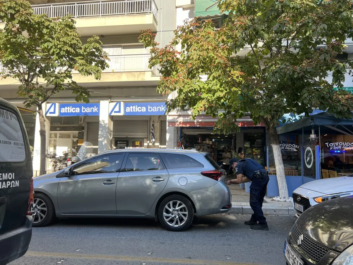 Κάμερα κατέγραψε αστυνομικό στη Θεσσαλονίκη να αφήνει γιλέκο και γκλομπ σε διαπληκτισμό