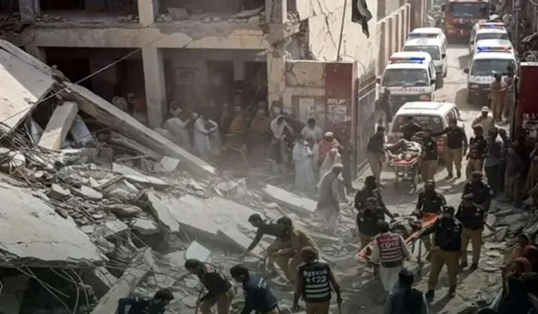 33 νεκροί από κατάρρευση οροφής σε σχολείο στην Πεσαβάρ