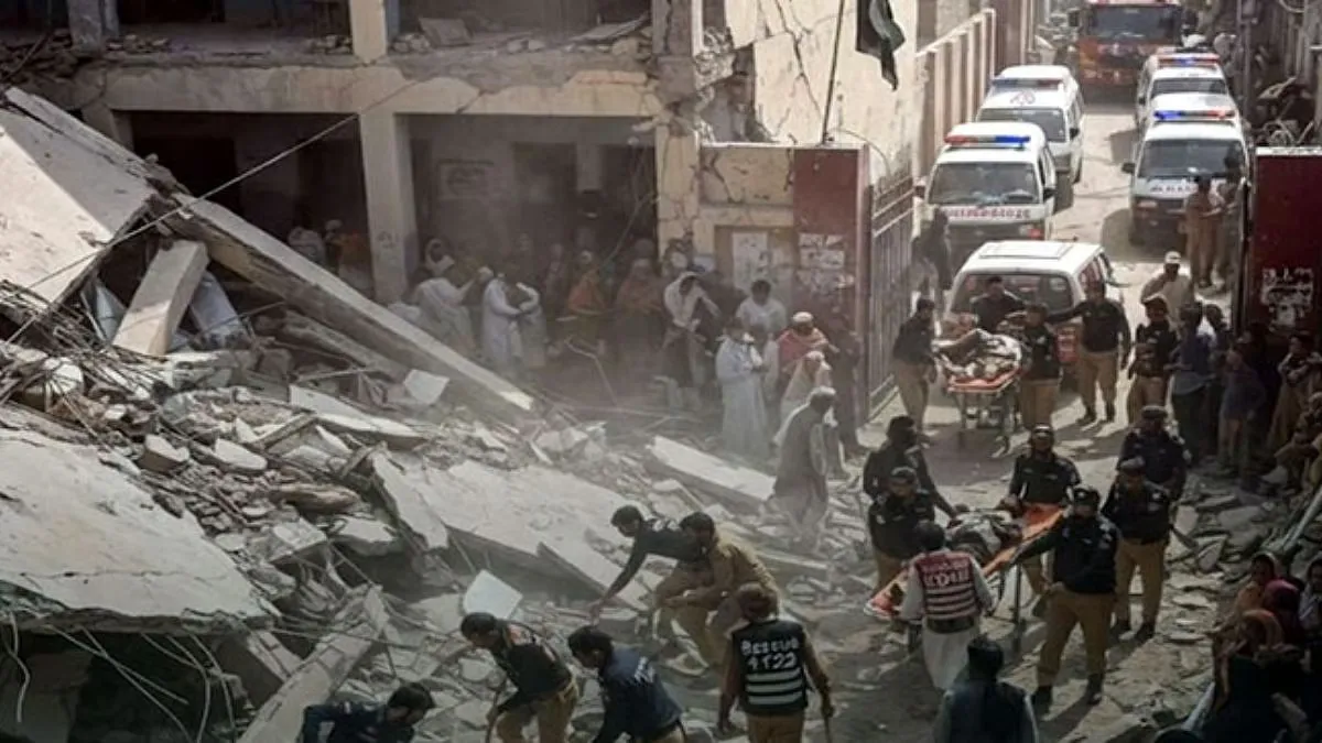 33 νεκροί από κατάρρευση οροφής σε σχολείο στην Πεσαβάρ