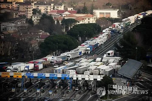 Η απεργία για τα καύσιμα διαταράσσει τον ανεφοδιασμό στη νότια Ιταλία