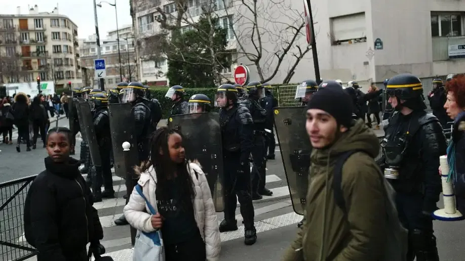 Η φράση «Bismillah, c’est les ténèbres» έγινε σύνθημα των μαθητικών κινητοποιήσεων στη Γαλλία