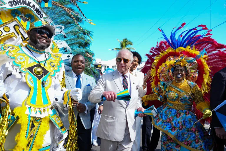 Ο Κάρολος χόρεψε με μαράκες σε παρέλαση Junkanoo στις Μπαχάμες