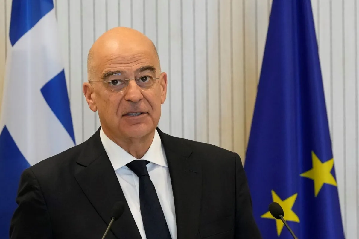 Ο Δένδιας ευχαρίστησε όσους πήγαν στη συγκέντρωση στον Άλιμο παρά τη βροχή