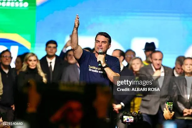 Ο Φλάβιο Μπολσονάρου απολογήθηκε στον Λούλα στο τελευταίο ντιμπέιτ