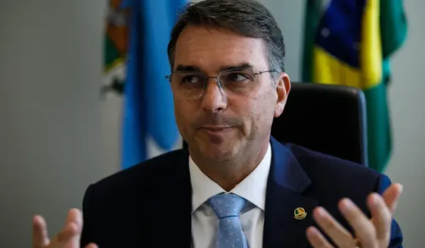 Δημοσκόπηση CNT/MDA δίνει προβάδισμα 0,9 μονάδας στον Φλάβιο Μπολσονάρου