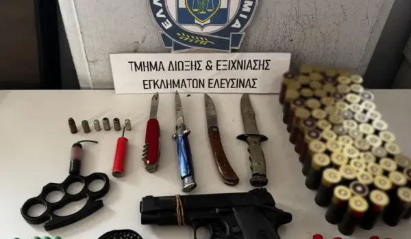 Ελευσίνα: Μαχαίρια, σιδερογροθιά και εθνικιστικό έντυπο κατασχέθηκαν από σπίτια δύο συλληφθέντων