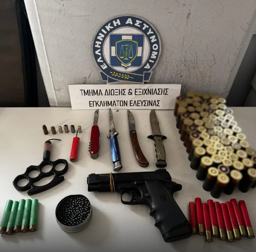 Ελευσίνα: Μαχαίρια, σιδερογροθιά και εθνικιστικό έντυπο κατασχέθηκαν από σπίτια δύο συλληφθέντων