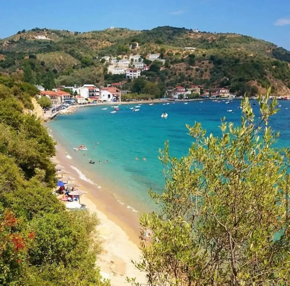 Πλημμύρες και αποκλεισμοί από την κακοκαιρία σε Πήλιο, Εύβοια και νησιά