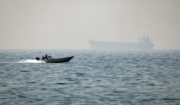 Πυρκαγιά σε δεξαμενόπλοιο μετά από πλήγμα στα Στενά του Ορμούζ