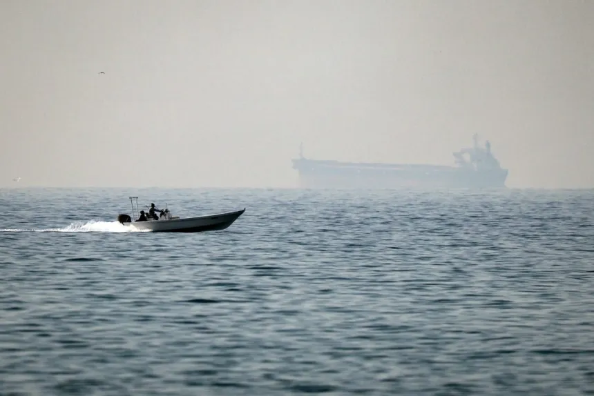 Πυρκαγιά σε δεξαμενόπλοιο μετά από πλήγμα στα Στενά του Ορμούζ