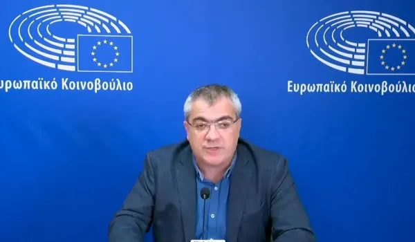 Ο Κώστας Παπαδάκης ρωτά την Κομισιόν για τις αναφορές Φον ντερ Λάιεν σε «μακεδονική γλώσσα»