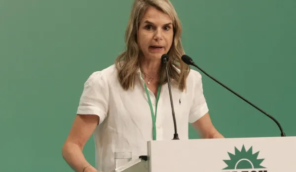 Αποστολάκη: Δεσμευτικά κριτήρια πρόσβασης σε τραπεζικές υπηρεσίες ζητά για 67 δήμους