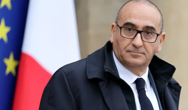 Ο Νουνιές αναστέλλει προσωρινά τη χρήση χειροβομβίδων κρότου-λάμψης