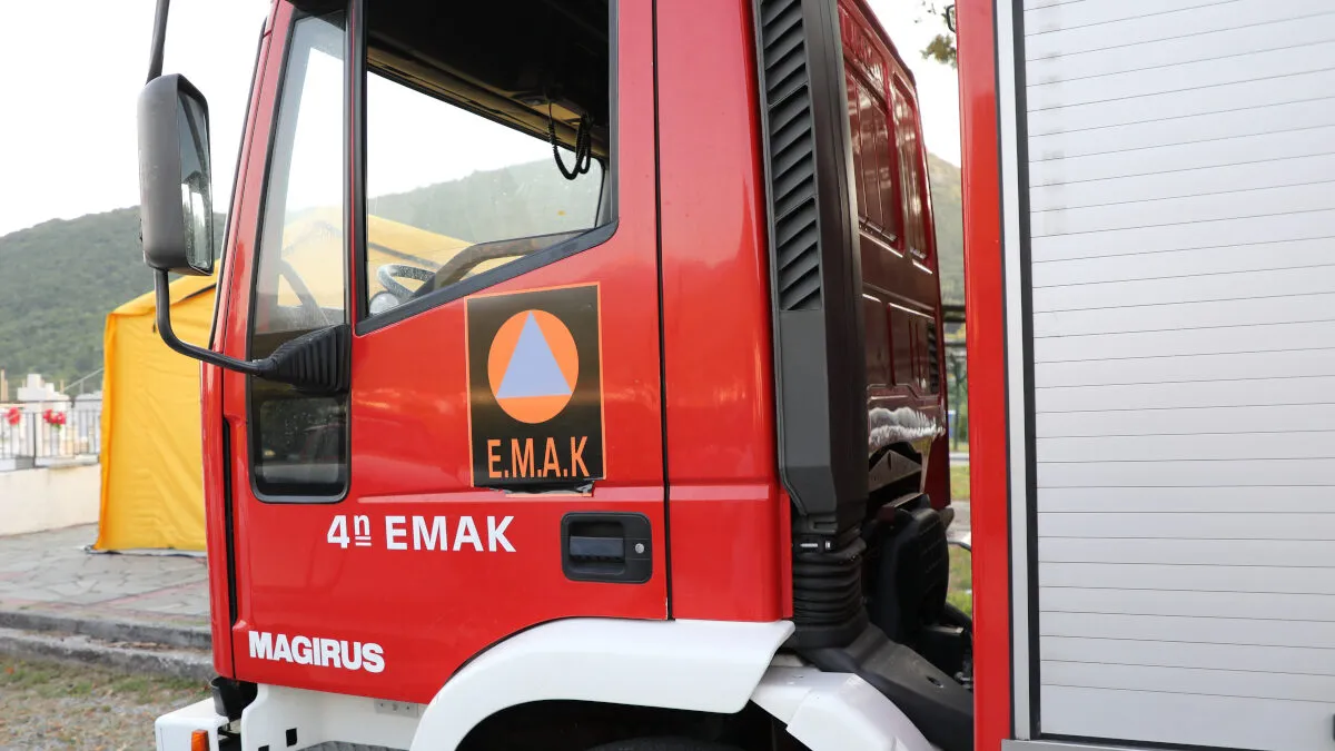 Η ΕΜΑΚ απεγκλώβισε με λέμβο ηλικιωμένο στον Πλατανιά Μαγνησίας