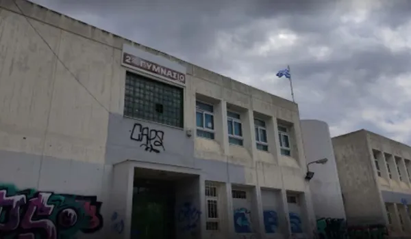 Μαθητές της Ηλιούπολης αποχαιρέτησαν τη διευθύντριά τους με ανθρώπινη καρδιά