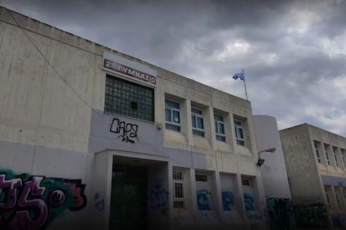 Μαθητές της Ηλιούπολης αποχαιρέτησαν τη διευθύντριά τους με ανθρώπινη καρδιά