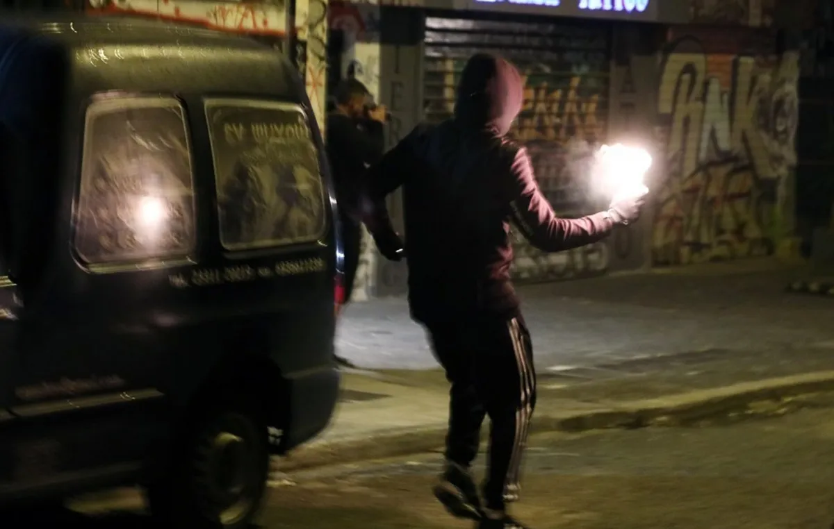 Επιθέσεις με πέτρες και μολότοφ σε διμοιρίες των ΜΑΤ στα Εξάρχεια