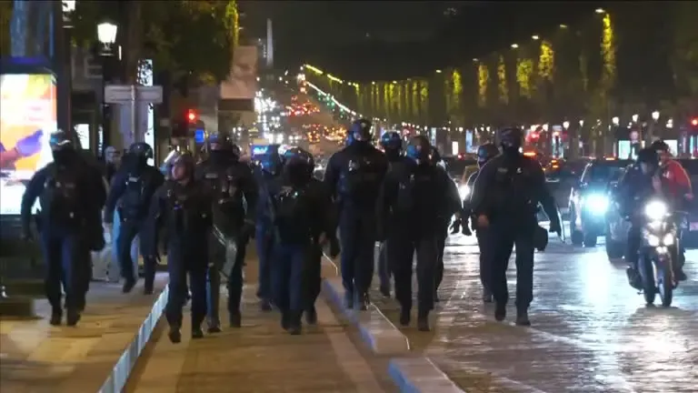 Ακροδεξιά κόμματα στην Ευρώπη συνδέουν τις ταραχές με τη μετανάστευση