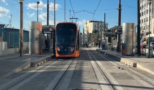 Πειραιάς. Διασωληνωμένη στο Τζάνειο πεζή μετά από σύγκρουση με τραμ
