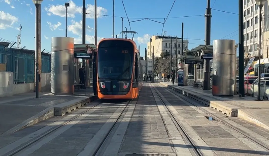 Πειραιάς. Διασωληνωμένη στο Τζάνειο πεζή μετά από σύγκρουση με τραμ