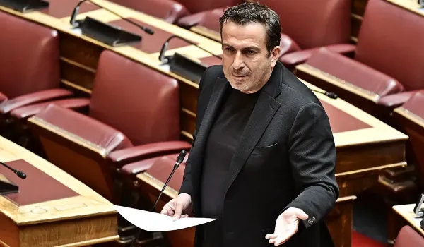 Παραστατίδης κατηγορεί την κυβέρνηση για επικοινωνιακή αξιοποίηση της απαγόρευσης στα μέσα κοινωνικής δικτύωσης