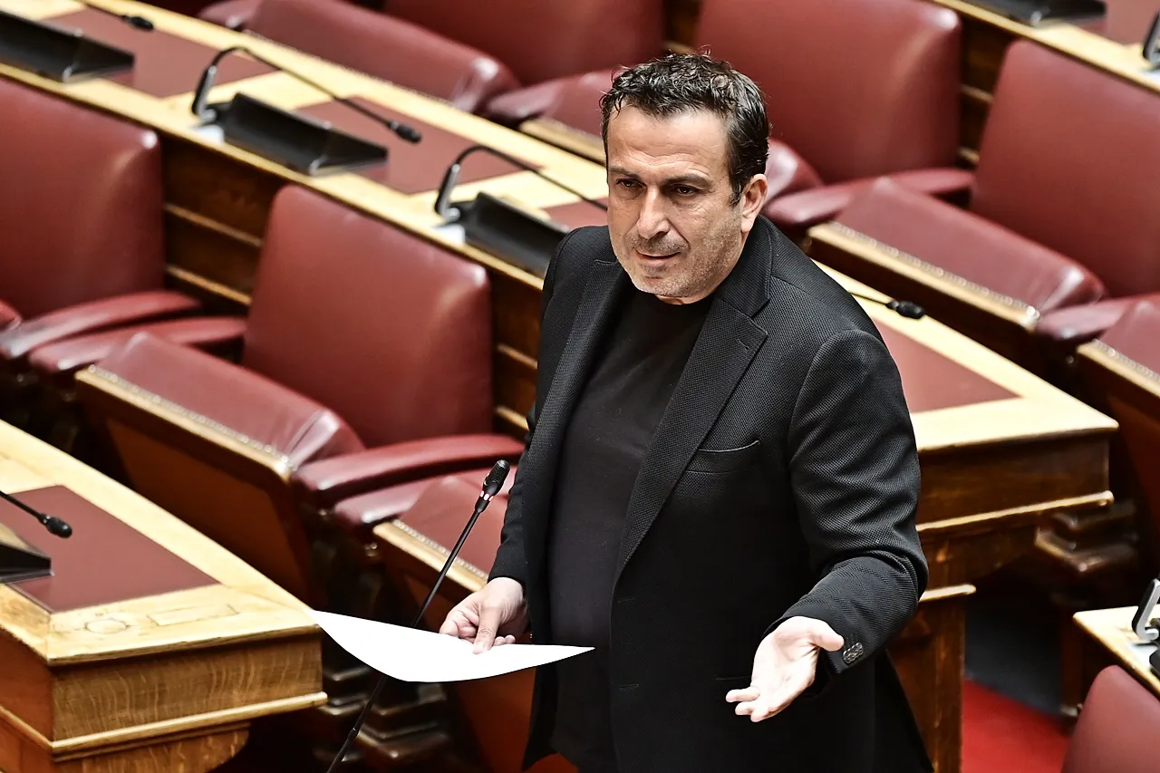 Παραστατίδης κατηγορεί την κυβέρνηση για επικοινωνιακή αξιοποίηση της απαγόρευσης στα μέσα κοινωνικής δικτύωσης