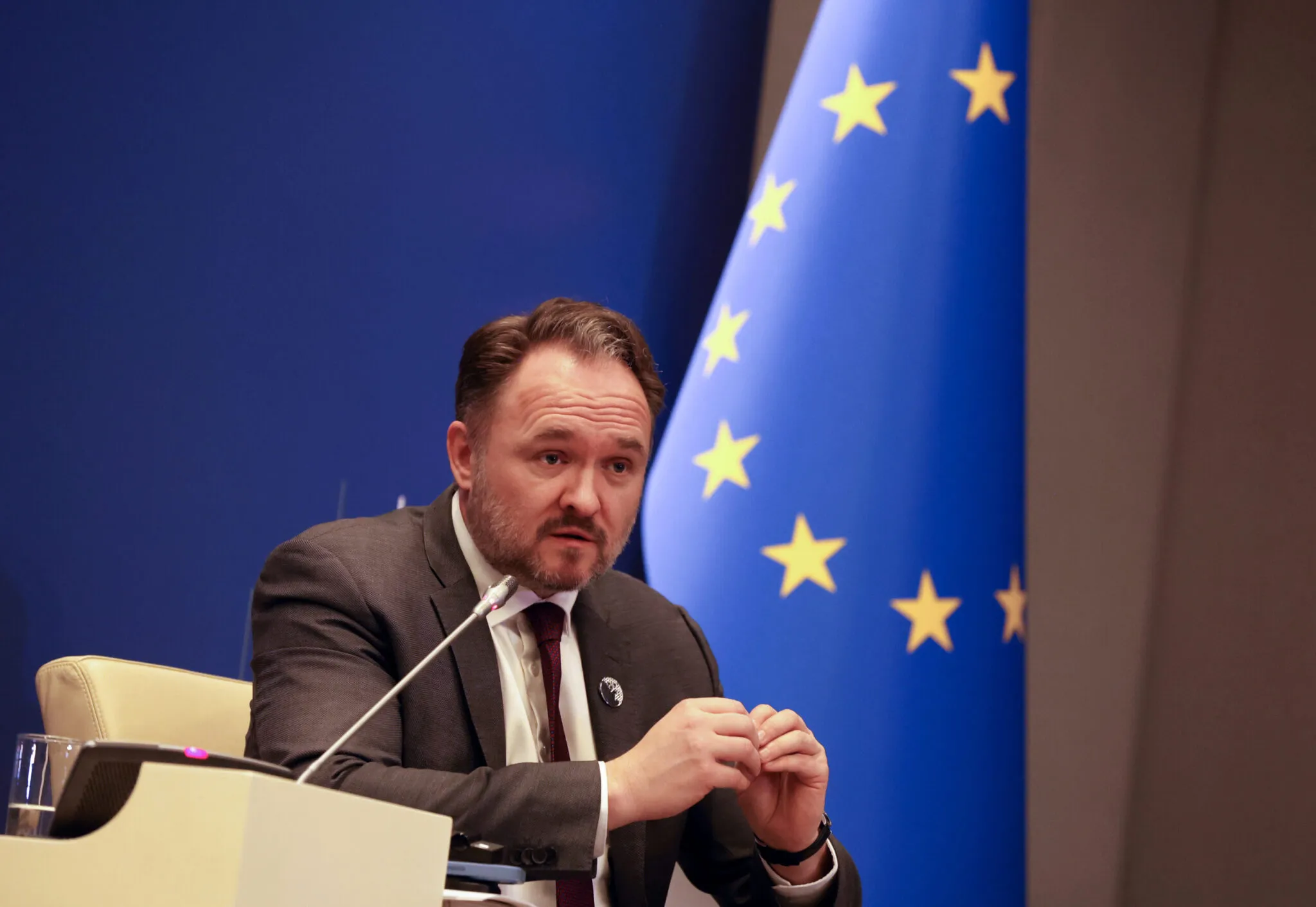 Η ΕΕ συζητά γαλλική πρόταση για αποδέσμευση 50 εκατ. βαρελιών ντίζελ