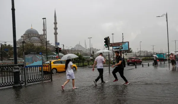 Ισχυρές βροχές προκάλεσαν πλημμύρες και εγκλωβισμούς στην Κωνσταντινούπολη
