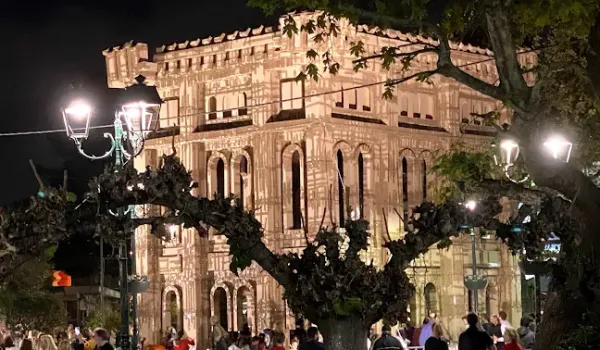Αντιφασιστική συγκέντρωση στην Ελευσίνα μετά την επίθεση με μαχαίρι σε 32χρονο