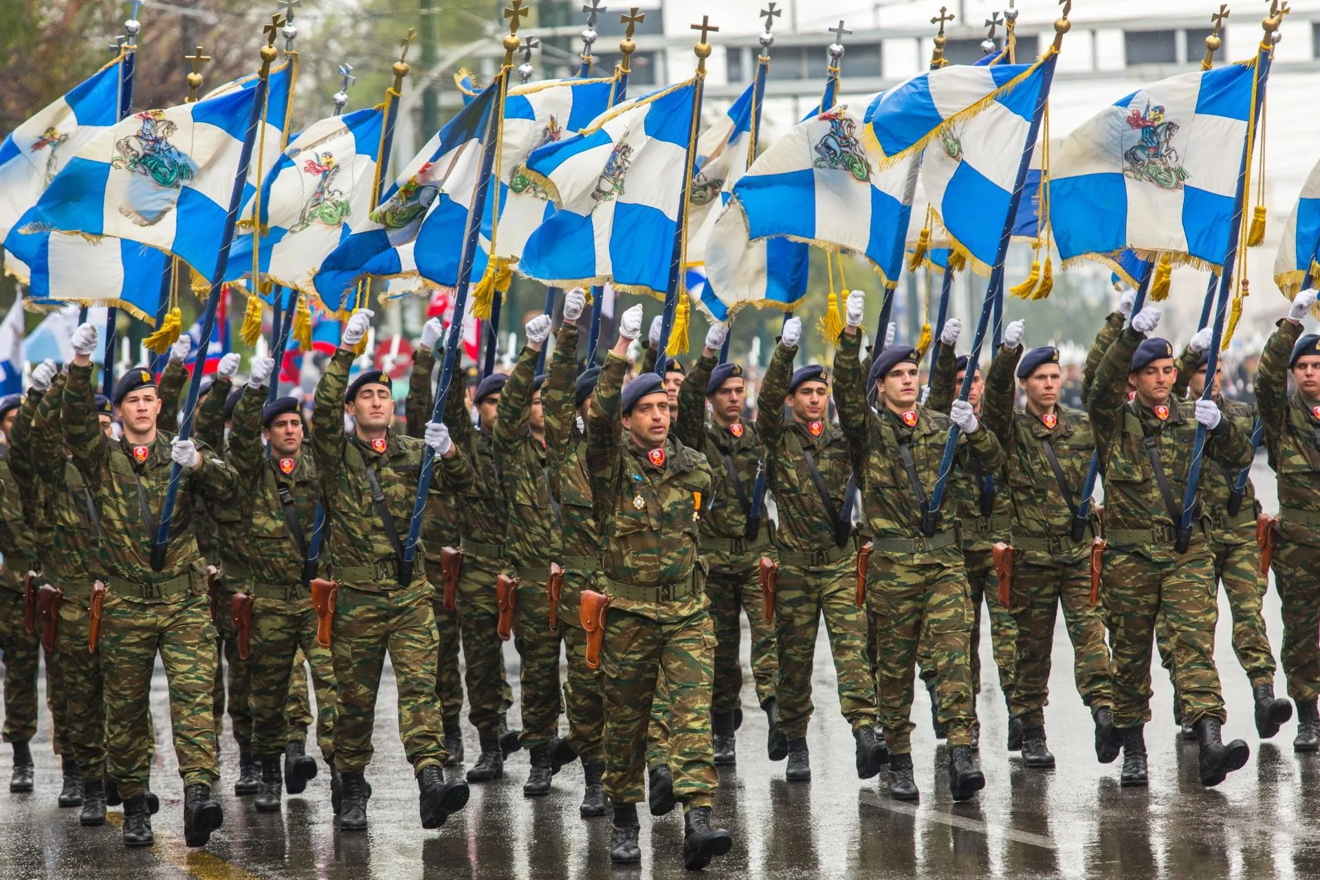 Κλειστοί δρόμοι και σταθμοί Μετρό σε Αθήνα και Θεσσαλονίκη για τις παρελάσεις