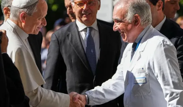 Επιτυχώς ολοκληρώθηκε η επέμβαση του πάπα Λέοντα για την αφαίρεση πνευμονικού όζου