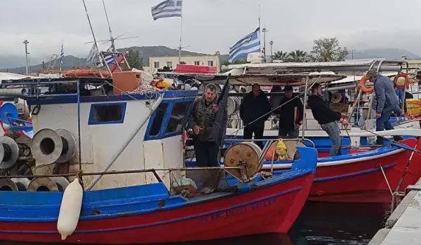 Παράκτιοι αλιείς κινητοποιήθηκαν σε τέσσερις περιοχές για καύσιμα και ψηφιακές υποχρεώσεις