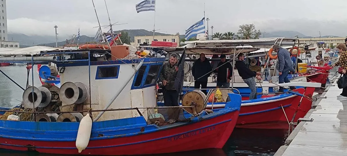 Παράκτιοι αλιείς κινητοποιήθηκαν σε τέσσερις περιοχές για καύσιμα και ψηφιακές υποχρεώσεις
