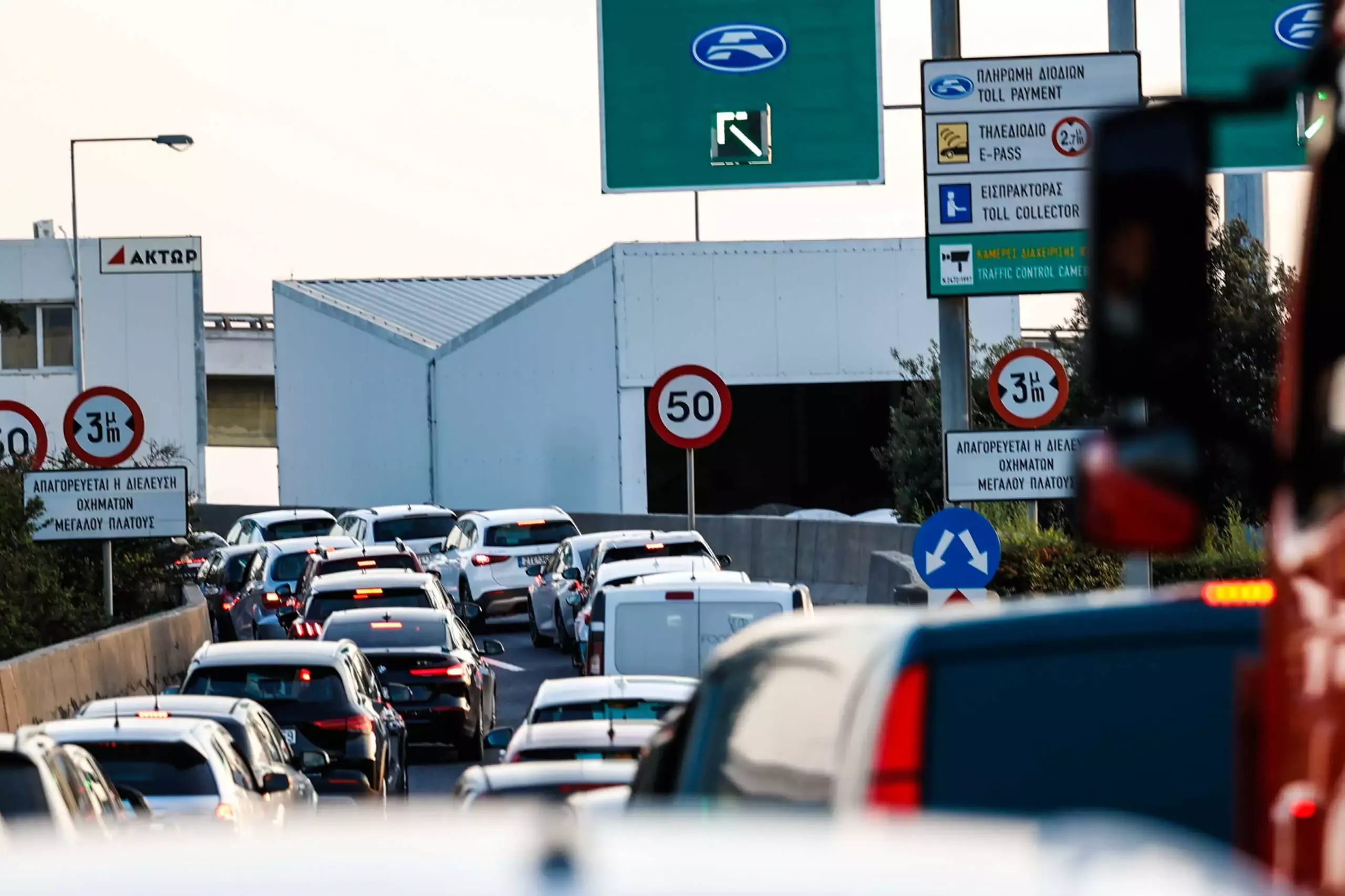 Σύγκρουση δύο οχημάτων στο Μαρούσι προκαλεί καθυστερήσεις στην Αττική Οδό