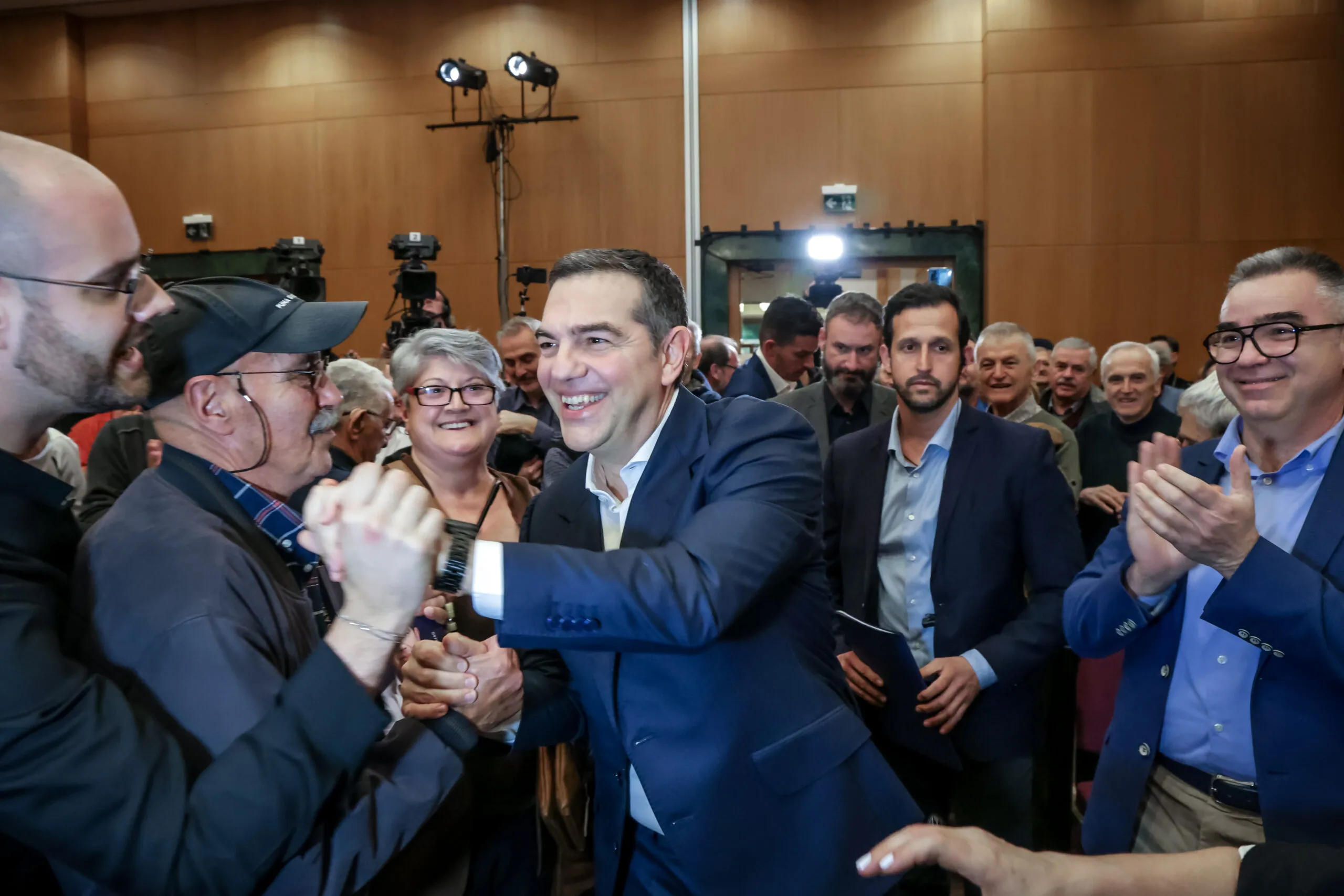 Ο Αλέξης Τσίπρας ζητά εντατικοποίηση των ερευνών για την οσμή στη Γκράβα